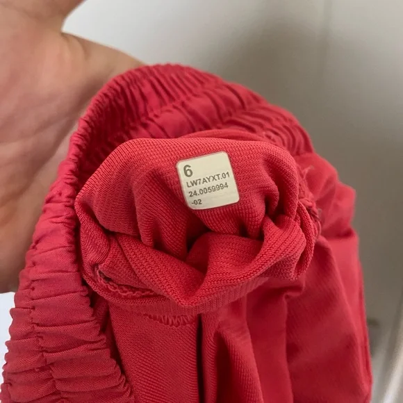 Lululemon hotty hot high rise lined shorts 4” size 6 - Picture 5 of 6